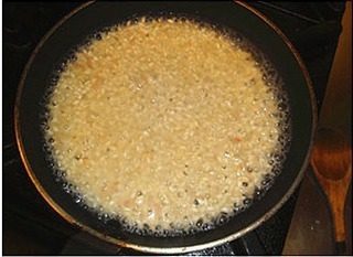 4、香煎帝王鲑配味曾,不停搅拌米饭