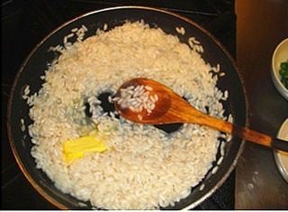 5、香煎帝王鲑配味曾,等意大利米饭把汤汁全部吸入后，加黄油5g。此时意大利调味饭基本为5-7分熟，取出备用