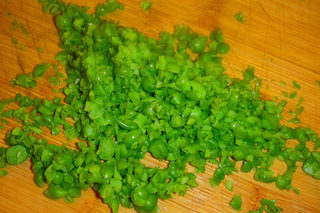 6、香煎帝王鲑配味曾,烫过的青豆，切成泥。备用