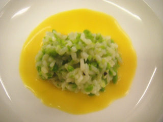 10、香煎帝王鲑配味曾,将青豆调味饭打入盆底，周围淋上香橙味曾酱