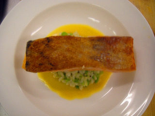 11、香煎帝王鲑配味曾,放上煎香的三文鱼