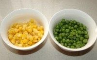 2、蛋包饭,玉米粒，青豌豆分别焯水备用