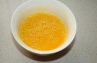 3、蛋包饭,两个鸡蛋加少许盐打散成蛋液