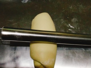 11、奶香吐司,继续如图擀开