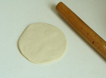 8、糖三角,擀成厚薄均匀的圆饼。