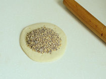 9、糖三角,放入一大勺红糖馅。