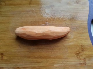 2、椒盐红薯玉米粒,红薯一个去皮洗净，切成均匀的细丁；