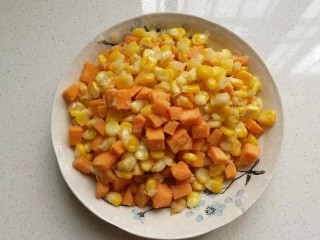 7、椒盐红薯玉米粒,炸至金黄熟透后捞起控干油备用；