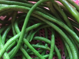 6、土豆肉末酿豆角,烧开水，加少许油，汤一分钟，捞出，过冷水，（使豆角柔软，便于编豆角圈）