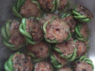 16、土豆肉末酿豆角,全部倒入锅里，加入少半碗水，煮开后，加适量的蚝油，小火焖三分钟，就熟了