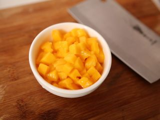 6、休闲小糕点香芒紫米糕-带带,芒果就被切成小粒咯，放到小碗中备用