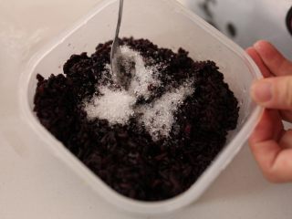 7、休闲小糕点香芒紫米糕-带带,将煮好的紫米饭，加入白砂糖混合均匀