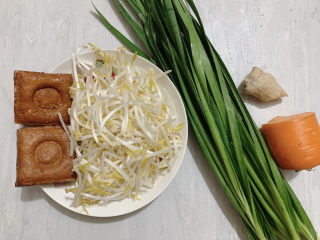 1、炒合菜,主要食材如图所示示意，豆干、豆芽、韭菜、姜、胡萝卜等