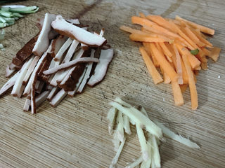 2、炒合菜,将豆芽、韭菜洗净，豆干、胡萝卜、将切丝备用。