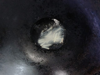 3、炒合菜,热油锅，加入姜丝爆香