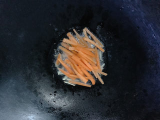 4、炒合菜,加入胡萝卜丝翻炒变软