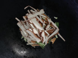 6、炒合菜,而后加入豆干丝