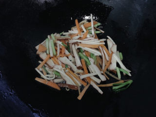 7、炒合菜,点适量清水，翻炒均匀