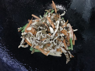 8、炒合菜,加入现成的猪肉丝进行翻炒