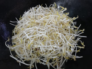 9、炒合菜,最后加入豆芽