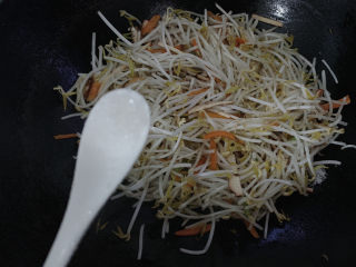 11、炒合菜,味精调味