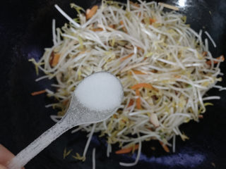 10、炒合菜,并加食盐