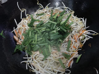 12、炒合菜,最后将韭菜段加入其中