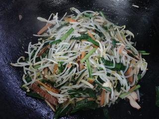 13、炒合菜,翻炒至变软即可出锅