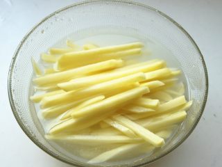 6、炸薯条,放入水中洗去表面淀粉。