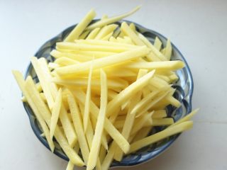 7、炸薯条,捞出来沥干水分。