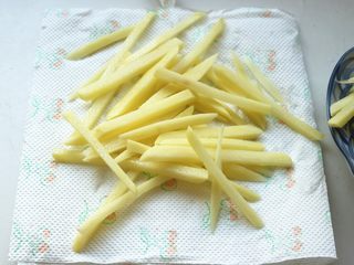 8、炸薯条,最好用厨房纸吸干表面水分,不吸也没关系。