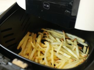 16、炸薯条,期间可以拉出来颠一下锅,翻翻面。如果薯条过粗,适当增加时间,时间长点也不用担心会糊,上色很均匀。