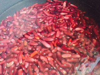 2、手工月饼豆沙馅（高油糖版）,用水泡2小时以上，泡发后，豆类膨胀后更丰满！压煮时间也会大大减少！