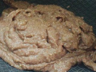 4、手工月饼豆沙馅（高油糖版）,用料理机打碎，可加一点点水，这里的细腻度可以越细越好，由于楼主比较喜欢有颗粒感，并没有打的特别细，还可以看到有些许颗粒状！