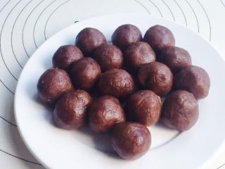 15、手工月饼豆沙馅（高油糖版）,一个个饱满可口的豆沙就做好啦！可用做包点，蛋黄酥，月饼等甜点制作！