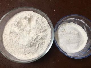 1、一次发酵吐司面包,高筋面粉420g、低筋面粉80g称好备用.