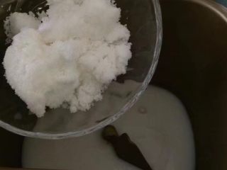 4、一次发酵吐司面包,依次在面包机一角放入白糖