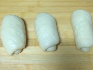 16、一次发酵吐司面包,3个剂子全部卷好