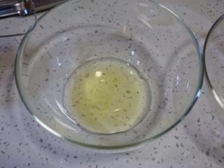 1、舒芙蕾松饼,将鸡蛋的蛋清分离到一个无水无油的干净的盆里。