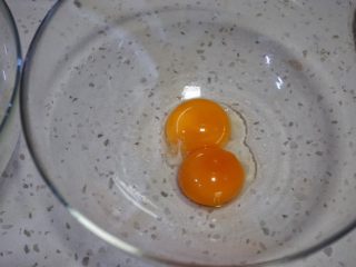 2、舒芙蕾松饼,将蛋黄放进另外一个盆里。