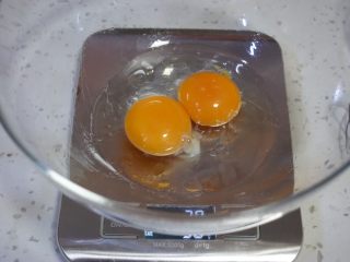 3、舒芙蕾松饼,在放有蛋黄的盆里加入玉米油和清水(也可以加牛奶)。