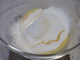 5、舒芙蕾松饼,筛入低粉。