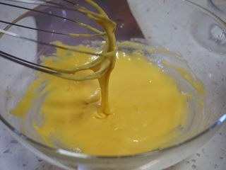 6、舒芙蕾松饼,慢慢拌匀,拌成顺滑的面糊状态放在一边待用。