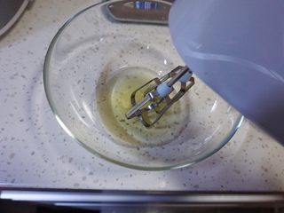 7、舒芙蕾松饼,下面是打发蛋清。首先打蛋器开三档打。
