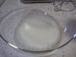 8、舒芙蕾松饼,打到蛋清起粗泡状态。