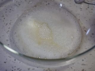 9、舒芙蕾松饼,在粗泡状态的时候一次性加入所有白砂糖,继续三档打发。