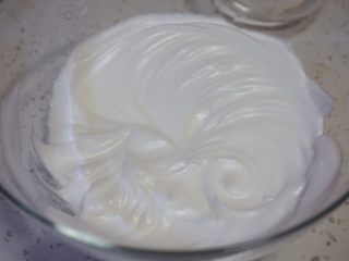 11、舒芙蕾松饼,打到这种很有光泽度,有明显纹路的状态就可以了。(硬性发泡)