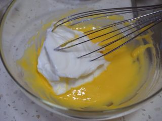 12、舒芙蕾松饼,取1/3打发的蛋清倒入蛋黄糊的盆中,大致搅拌均匀。