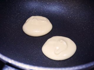 16、舒芙蕾松饼,不粘锅小火预热,舀两勺面糊到锅中慢慢烙。千万不要着急着翻面。