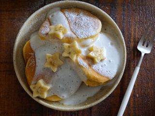 18、舒芙蕾松饼,摆盘,放上自己喜欢的topping。我放了酸奶和香蕉,再洒点糖粉,完美~